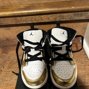 Nike Jordan Kids Mid 1 SE. Gently worn a few times.